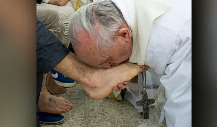 Papež Frančišek umiva noge med obhajanjem Gospodove zadnje večerje.  (foto: Vatican News)