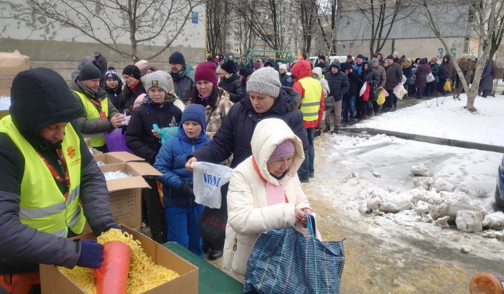 Razdeljevanje hrane pomoči potrebnim v Ukrajini (foto: Caritas Spes)