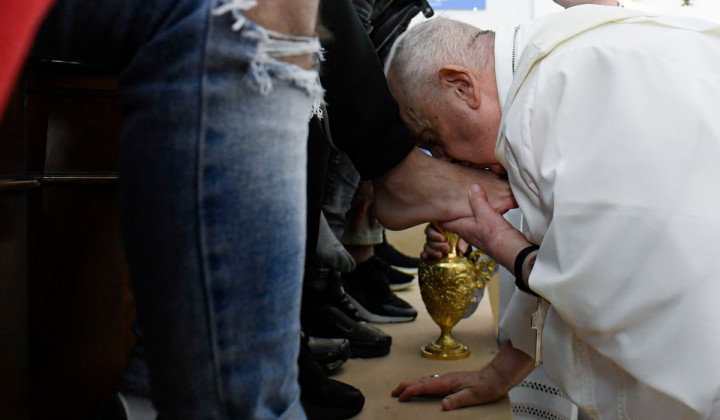Papež poljublja noge (foto: Vatican Media)