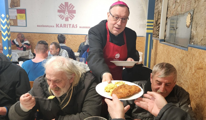 Mariborski nadškof Alojzij Cvikl razdeljuje hrano (foto: )