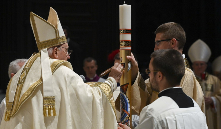Papež z velikonočno svečo (foto: Vatican News)