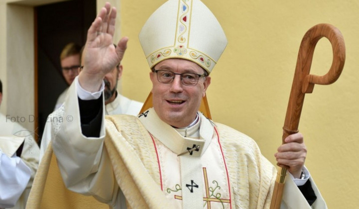 Nadškof Alojzij Cvikl pred vstajenjsko sveto mašo (foto: Katoliška Cerkev)
