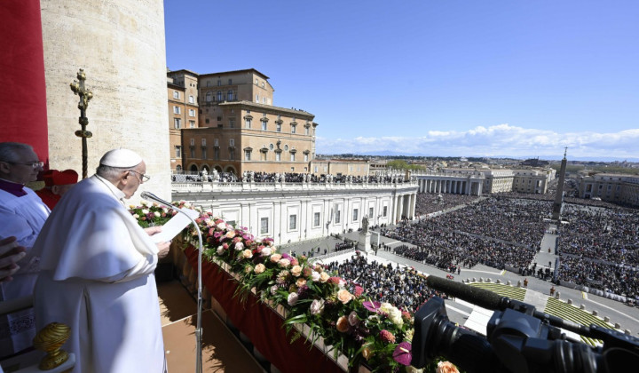Papež med nagovorom pred blagoslovom mestu in svetu (foto: Vatican News)