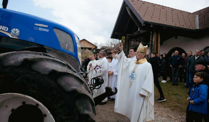 Upokojeni celjski škof Stanislav Lipovšek blagoslavlja traktorje (foto: Jure Jurinčič)