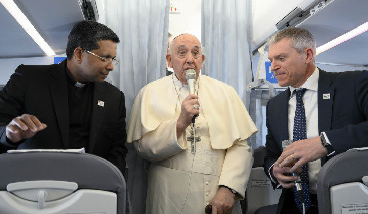 Papež med letom na Madžarsko  v pogovoru z novinarji (foto: Simone Risoluti / Vatican News)