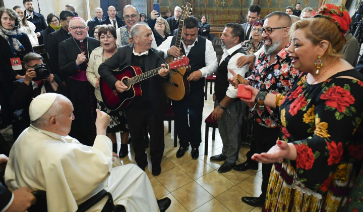 Skupina Romov prepeva papežu na srečanju z ubogimi in begunci (foto: Vatican News)