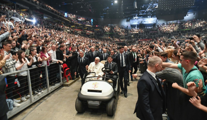 Papež z mladimi (foto: Vatican News)