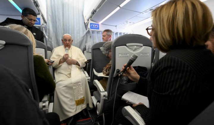 Papež se je na letalu pogovarjal z novinarji (foto: Vatican Media)