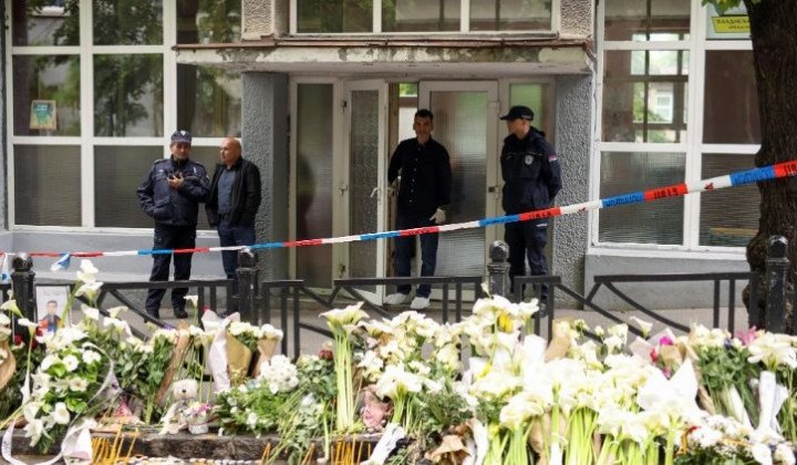 Cvetje pred osnovno šolo »Vladislav Ribnikar« v Beogradu, kjer se je zgodila tragedija.   (foto: ANTONIO BRONIC/Vatican News)