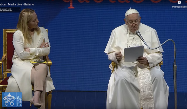 Papež med svojim nagovorom in ob njem predsednica italijanske vlade Giorgia Meloni (foto: Posnetek zaslona)