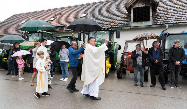 Blagoslov traktorjev pred cerkvijo sv. Mohorja in Fortunata v Grobljah (foto: Klemen Jeke)