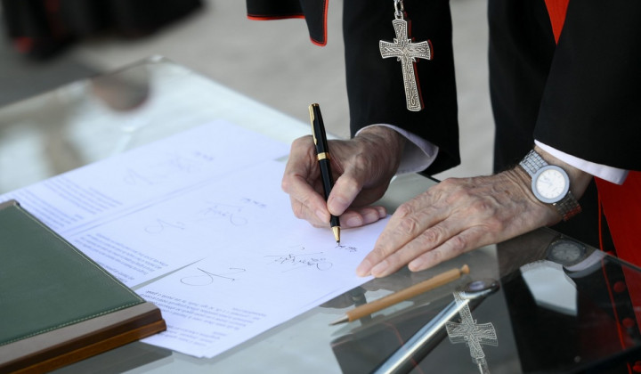 Kardinal Pietro Parolin podpisuje izjavo Nobelovih nagrajencev za mir (foto: Vatican News)