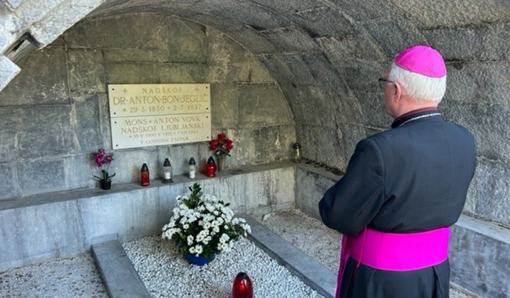 Nadškof Stanislav Zore ob grobu škofa Antona Vovka (foto: FB nadškofa Zoreta)