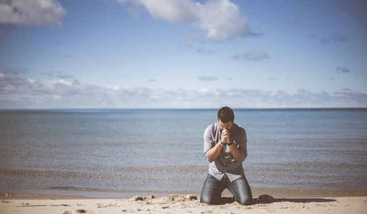 Vsakdanja duhovna drža je ob molitvi tudi blagoslavljanje.  (foto: PixaBay)