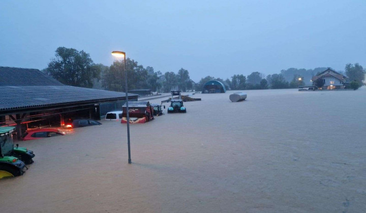 Poplave v Mostah pri Komendi. Narasla voda povzroča ogromno škodo v kmetijstvu. (foto: STA)