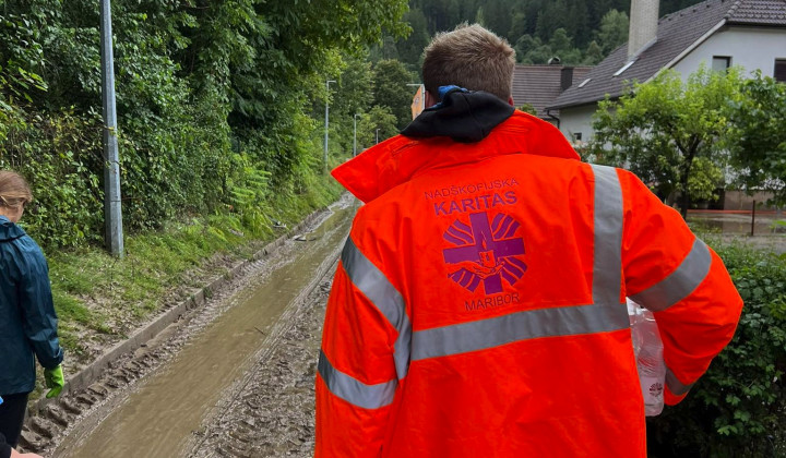 Prostovoljci Karitas na poti v pomoč poplavljenim (foto: Slovenska karitas)