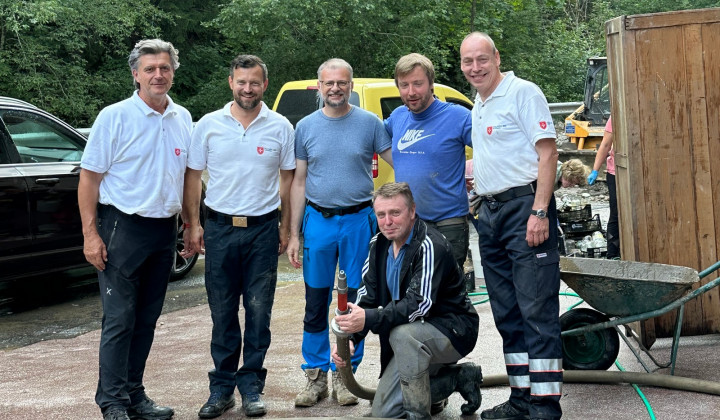 Ekipa v Solčavi, pri Firštovih, veselje in hvaležnost na očiščenem parkirišču  (foto: Dr. Andreja Eržen Firšt)
