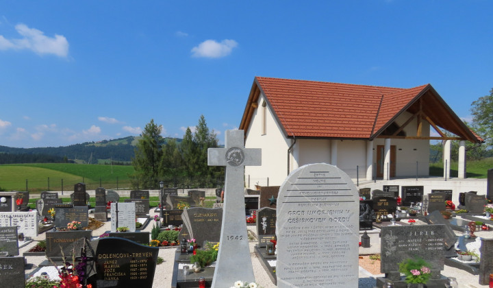 Nagrobni spomenik žrtvam iz Češirkovega gozda (foto: Župnija Rovte)
