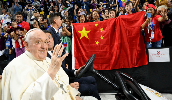 Papež je ob koncu nedeljskega bogoslužja k oltarju povabil dva škofa, ki sta prišla s Kitajske in njihove vernike spodbudil, naj bodo dobri katoličani in dobri državljani. (foto: Simone Risoluti / Vatican News)