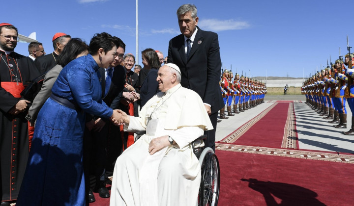 Papež ob odhodu iz Mongolije (foto: Vatican News)