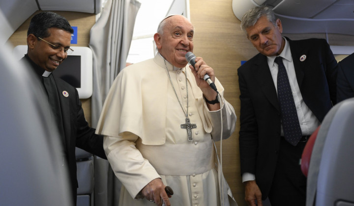 Papež v pogovoru z novinarji na letalu (foto: Vatican News)