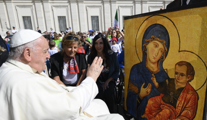 Papež ob koncu avdience blagoslavlja sliko Marije z Jezusom (foto: Vatican News)