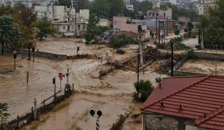 Poplave na Volosu v Grčiji (foto: PapaSugar / Twitter Zajem zaslona)