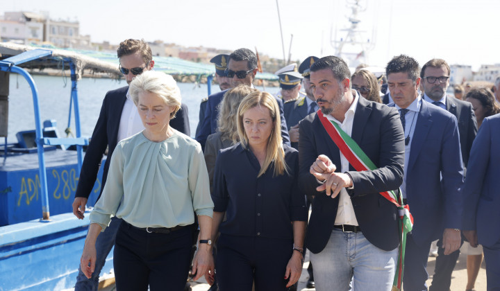 Nezakonite migracije so evropski izziv, ki potrebuje evropski odziv, je na Lampedusi, ki se sooča z največjim migracijskim valom doslej, dejala predsednica Evropske komisije Ursula von der Leyen. (foto: https://twitter.com/vonderleyen)