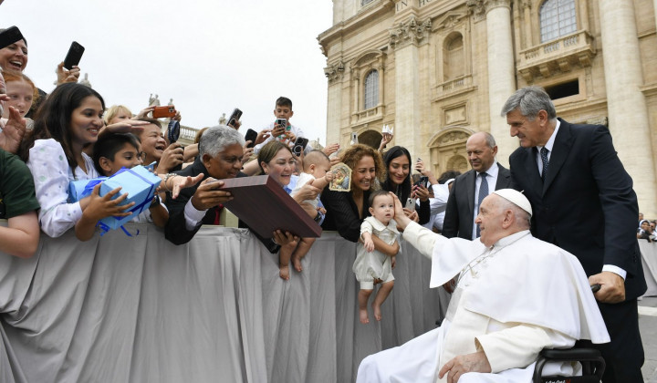 Papež Frančišek med romarji (foto: Vatican Media)