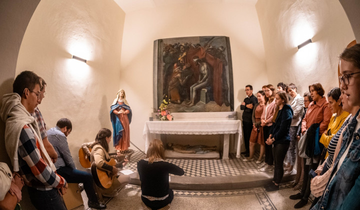 Molitev na vrhu svetih stopnic (foto: Miha Kopač)
