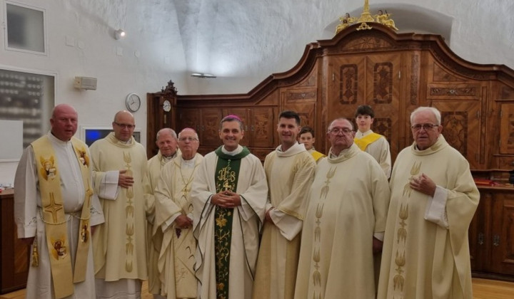 Škof Andrej Saje s somaševalci (foto: Katoliška Cerkev)