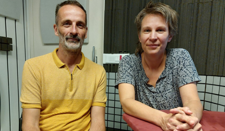 Gregor in Maja v studiu Radia Ognjišče ob predstavitvi projekta Vzdolž poti (foto: NL)