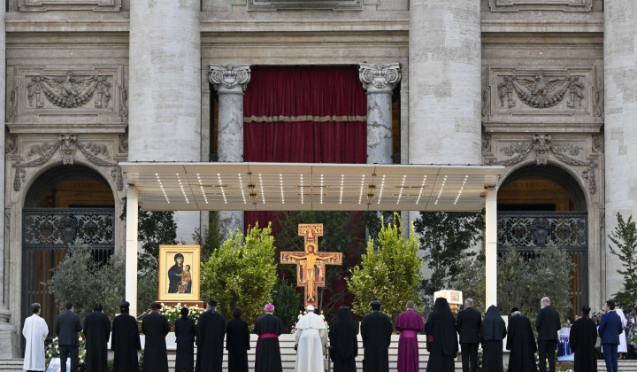 Poleg papeža Frančiška so bili na Trgu prisotni patriarhi, škofje in voditelji različnih krščanskih Cerkva (foto: Vatican Media)