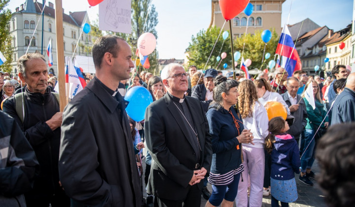 Hvaležen sem vam, da ste ljudje, ki sledijo besedi ZA, je v nagovoru dejal nadškof Zore. (foto: Rok Mihevc)