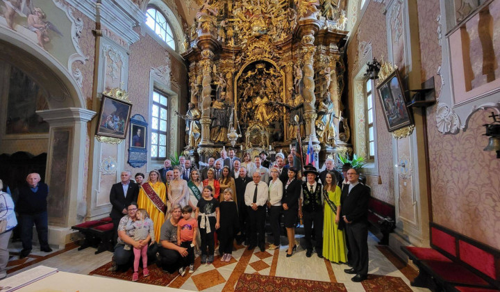 Jubilejna spominska fotografija 20. shoda kmetov pri blaženem Antonu Martinu Slomšku, zavetniku slovenskih kmetic in kmetov, slovenskega kmetijstva in kmetijskega slovstva (foto: Marjan Papež)