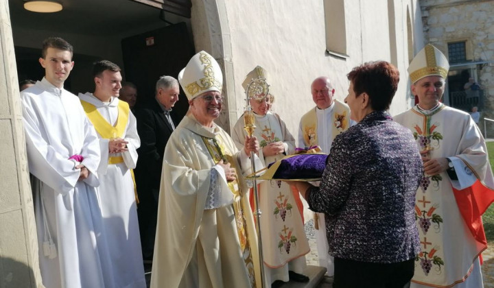 škof Andrej Glavan po slovesni sveti maši (foto: Foto Lidija Markelj)