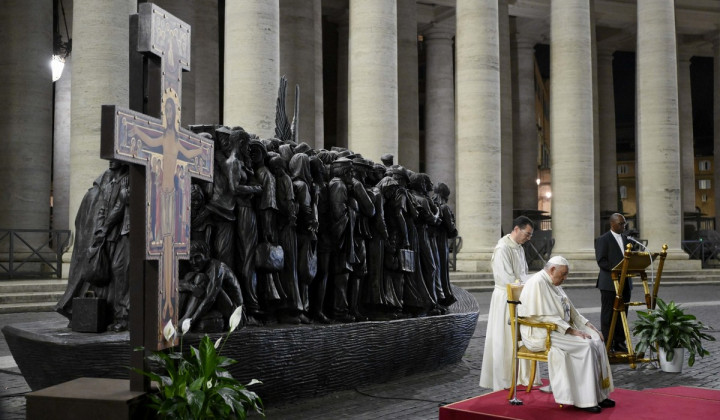 Sinočnja molitev na Trgu sv. Petra (foto: Vatican News)