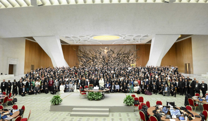 Skupinska slika vseh udeležencev na sinodi (foto: Vatican news)