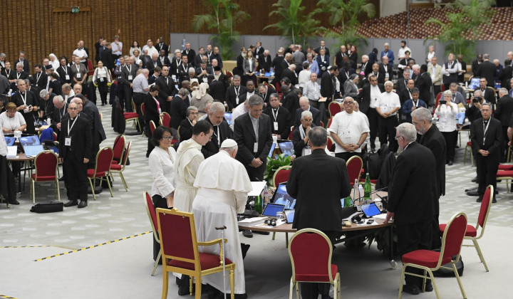 Udeleženci sinode med molitvijo, ki je bila bistveni element vsakodnevnega zasedanja (foto: Vatican News)