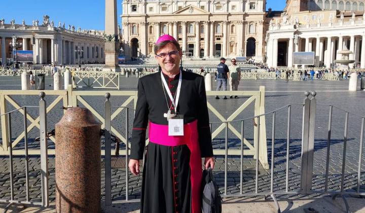 Škof Maksimilijan Matjaž v Vatikanu (foto: FB profil)