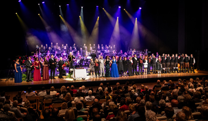 Orkester, zbor, nastopajoči in voditelji letošnjega Gala koncerta (foto: Rok Mihevc)