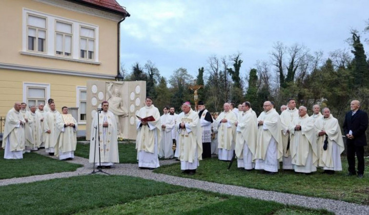 Blagoslov obeležja dvanajstim mučeniškim duhovnikom (foto: Jože Potrpin)