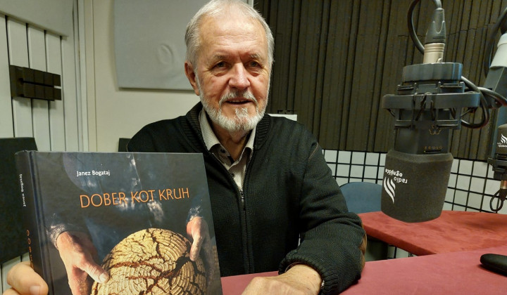 Dr. Janez Bogataj z monografijo o kulturni dediščini kruha na Slovenskem (foto: NL)
