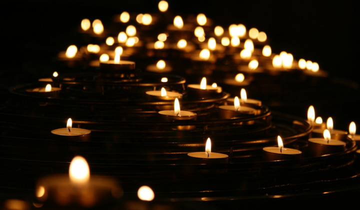 Taizejska molitev in svečke ... Nekaj, kar se te res dotakne ... (foto: Mike Labrum / Unsplash)