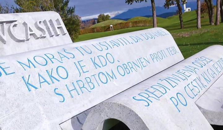 Spomenik žrtvam prometnih nesreč na Žalah v Ljubljani (foto: Zavod Varna pot)