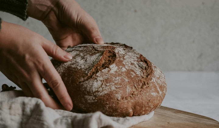 Kruha ne naredi moka, ampak roka (foto: Franzi Meyer / Unsplash)