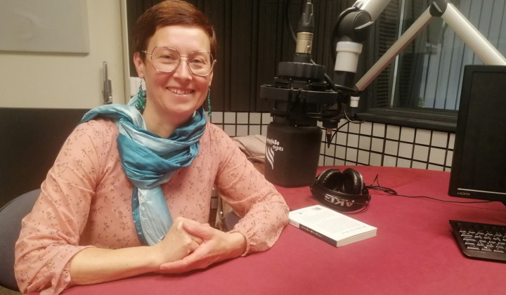 Lidija Šket Kamenšek v studiu radia Ognjišče z ravnokar izdano knjigo o ADHD (foto: NL)