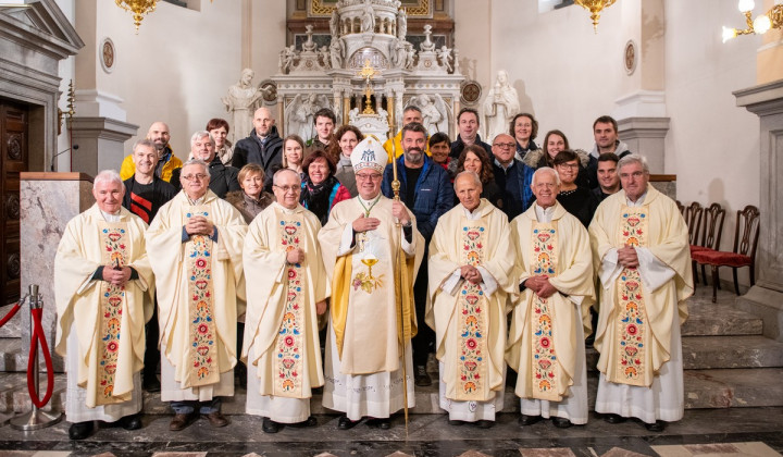 Duhovniki in sodelavci Radia Ognjišče pri zahvalni sveti maši na Brezjah (foto: Rok Mihevc)