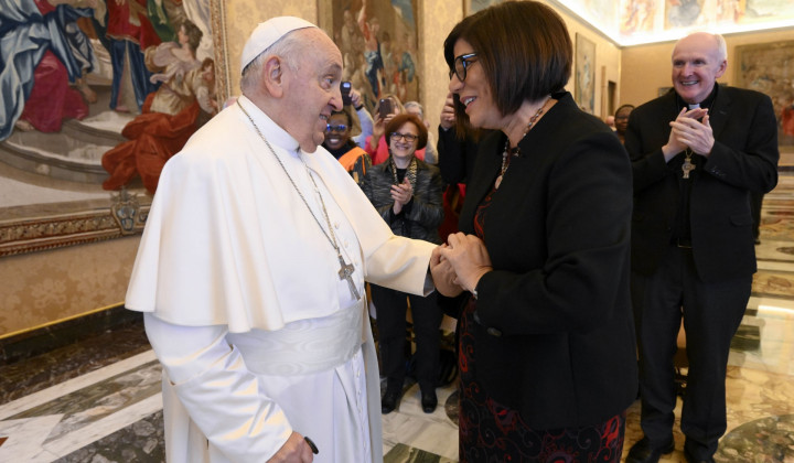 Papež Frančišek s sedanjo predsednico Gibanja fokolarov Margaret Karram (foto: Vatican News)