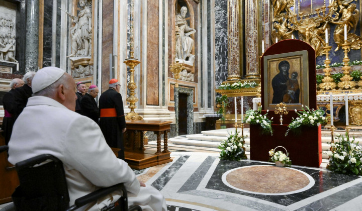 Papež v molitvi pred podobo Marije, rešiteljice rimskega ljudstva v cerkvi Marije velike (foto: Vatican News)